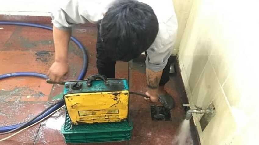 Thông cống Đức Huệ